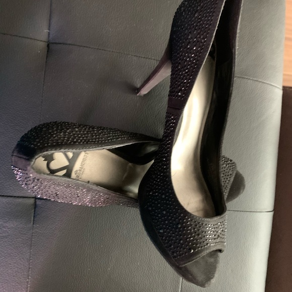 Nice heels only worn a few times. Just don’t wear them anymore. Enjoy them!!!! - Picture 2 of 3